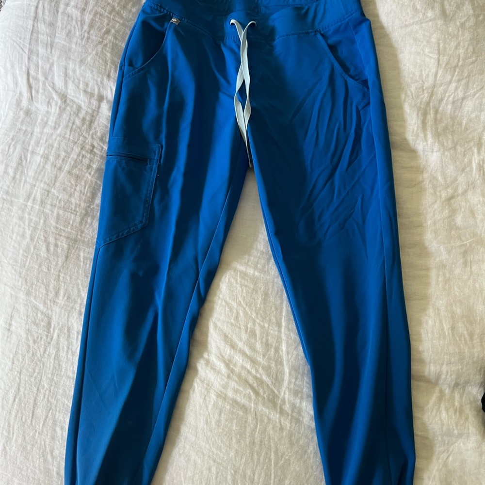 Figs scrubs jogger in royal blue